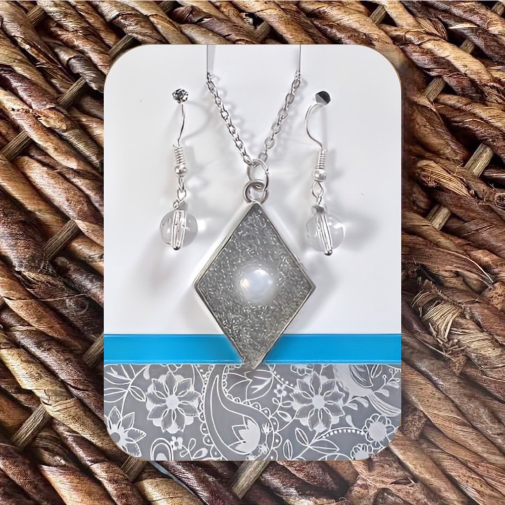 New Handmade Silver-Tone Diamond-Shaped Necklace and Earrings Set